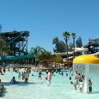 Das Foto wurde bei Six Flags Hurricane Harbor Concord von Marco E. am 9/18/2016 aufgenommen