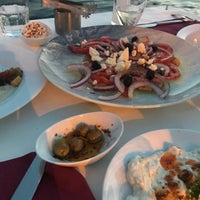 Das Foto wurde bei Tymnos Restaurant von Beste A. am 8/7/2020 aufgenommen