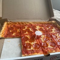 รูปภาพถ่ายที่ Rizzo&amp;#39;s Fine Pizza โดย Tyler S. เมื่อ 6/27/2022