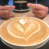 Foto tirada no(a) Huge x BRASH Coffee por Tyler S. em 11/23/2019