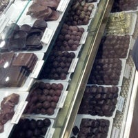 Das Foto wurde bei 5th Avenue Chocolatiere von CaLzOnE am 12/28/2012 aufgenommen