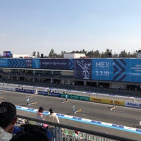 Photo taken at Fórmula E (FIA Electric Championship) by Yuri on 3/3/2018