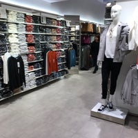 Gu 丸の内区の衣料品店