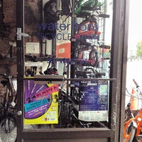 10/19/2013 tarihinde Laura S.ziyaretçi tarafından Waterfront Bicycle Shop'de çekilen fotoğraf