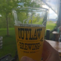 6/10/2022 tarihinde Lindsey H.ziyaretçi tarafından Outlaw Brewing'de çekilen fotoğraf