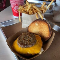Foto tirada no(a) Hat Creek Burger Co. por Jimmy H. em 3/9/2019