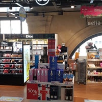 Photo taken at Les Boutiques de la Gare du Nord by Vincent on 5/14/2019