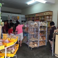 Photo taken at Tong Huat Confectionary 东发饼家 by Shaun Low 刘. on 10/14/2015
