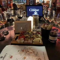 Foto diambil di Cinque Wine &amp;amp; Deli Bar oleh Richard W. pada 10/8/2021
