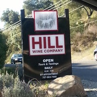 2/23/2013 tarihinde Stephanie S.ziyaretçi tarafından Hill Wine Company'de çekilen fotoğraf