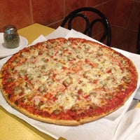 2/24/2014 tarihinde Rob Q.ziyaretçi tarafından Grand Stand Pizza'de çekilen fotoğraf