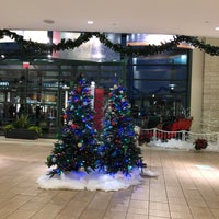 12/10/2017 tarihinde Andrew S.ziyaretçi tarafından Hilldale Shopping Center'de çekilen fotoğraf