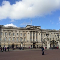 Photo taken at Buckingham Palace by Navarat Tomi L. on 4/18/2015