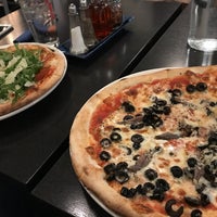 Photo taken at La Pizzeria Italian by A_R_Me on 12/14/2017