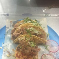 รูปภาพถ่ายที่ Tacos los Gemelos โดย Karla C. เมื่อ 11/2/2015