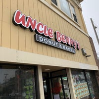 Photo taken at Uncle Benny&amp;#39;s Donut &amp;amp; Bagel by Jason G. on 9/3/2021