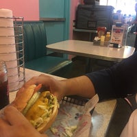 6/8/2016にOscar D.がCheeburger Cheeburgerで撮った写真