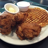 Foto scattata a Mrs. Bea&amp;#39;s Louisiana Chicken &amp;amp; Waffles da Zozo il 3/22/2015