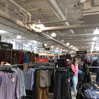Foto tirada no(a) Columbia Sportswear Employee Store por Mat K. em 3/10/2018