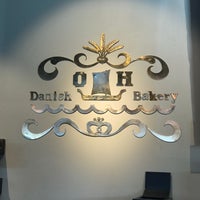 Foto tomada en O&amp;amp;H Danish Bakery  por Amanda C. el 12/2/2017