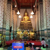 Photo taken at พระวิหาร วัดอรุณราชวราราม by Porziie M. on 2/9/2020