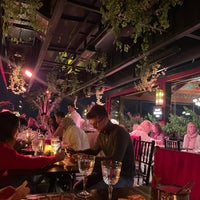 Foto scattata a Roof Mezze 360 Restaurant da 🦋 il 9/24/2022