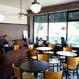 Photo prise au Odradeks Coffee par Project Latte: a NYC cafe culture guide le11/14/2012