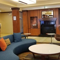 Foto diambil di Fairfield Inn &amp;amp; Suites oleh Sue L. pada 10/11/2022
