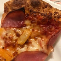 12/8/2017 tarihinde Rachel M.ziyaretçi tarafından Canadian Pizza'de çekilen fotoğraf