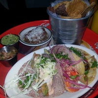 3/9/2014 tarihinde Adrienne R.ziyaretçi tarafından Taco Santo'de çekilen fotoğraf
