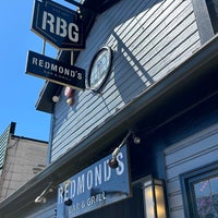 Foto tomada en Redmond&amp;#39;s Bar and Grill  por Conor M. el 5/2/2024