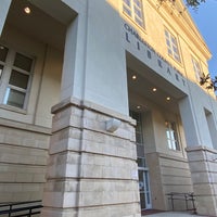 รูปภาพถ่ายที่ Charleston County Public Library Main Branch โดย Conor M. เมื่อ 10/26/2021