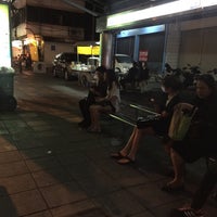 Photo taken at BMTA Bus Stop BTS วงเวียนใหญ่ (Wongwian Yai) by Teh K. on 3/10/2017