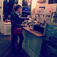Foto tomada en Erin McKenna's Bakery por Jennifer B. el 1/18/2013