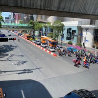 Photo taken at Ratchaprasong Skywalk by Boy T. on 6/23/2023