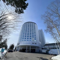 Foto diambil di Hilton Niseko Village oleh Big R. pada 3/26/2024