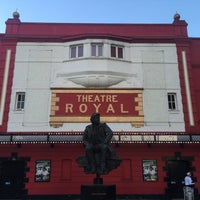 Foto tirada no(a) Theatre Royal Stratford East por Nikki J. em 8/15/2016