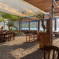 Foto diambil di Delikyol Deniz Restaurant Mehmet’in Yeri oleh Salih C. pada 8/7/2021