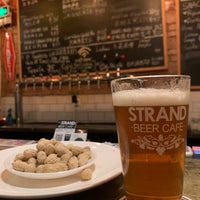 รูปภาพถ่ายที่ The Strand Beer Café โดย Hiro K. เมื่อ 7/27/2020