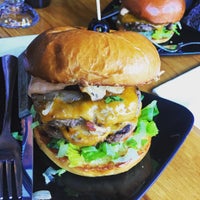 Foto tomada en Smokey Burger Organic  por Sameer&amp;#39;s E. el 10/11/2015