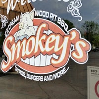 รูปภาพถ่ายที่ Smokey&amp;#39;s BBQ โดย Robert เมื่อ 5/26/2014