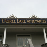 Foto tirada no(a) Laurel Lake Vineyards por Derek S. em 3/16/2013