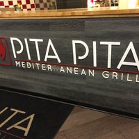 Foto tomada en Pita Pita Mediterranean Grill  por Erik R. el 7/21/2017