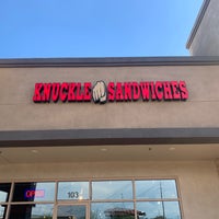 Foto diambil di Knuckle Sandwiches oleh Erik R. pada 8/19/2022