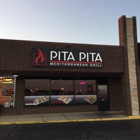 Foto tirada no(a) Pita Pita Mediterranean Grill por Erik R. em 7/21/2017
