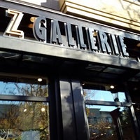 รูปภาพถ่ายที่ Z Gallerie โดย John M. เมื่อ 12/8/2013