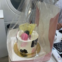 Foto scattata a Velvet Cake Bakery da ᴮᴬᴺᴰᴱᴿᴵᴷᴬ 🌱📸 il 7/22/2021