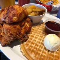 Foto scattata a Home of Chicken and Waffles da Sandeep P. il 6/30/2019