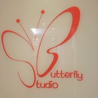 Foto tirada no(a) Butterfly Studio Salon por Christine A. em 8/20/2016
