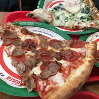 3/28/2019 tarihinde Brand M.ziyaretçi tarafından Famous Famiglia Pizza'de çekilen fotoğraf
